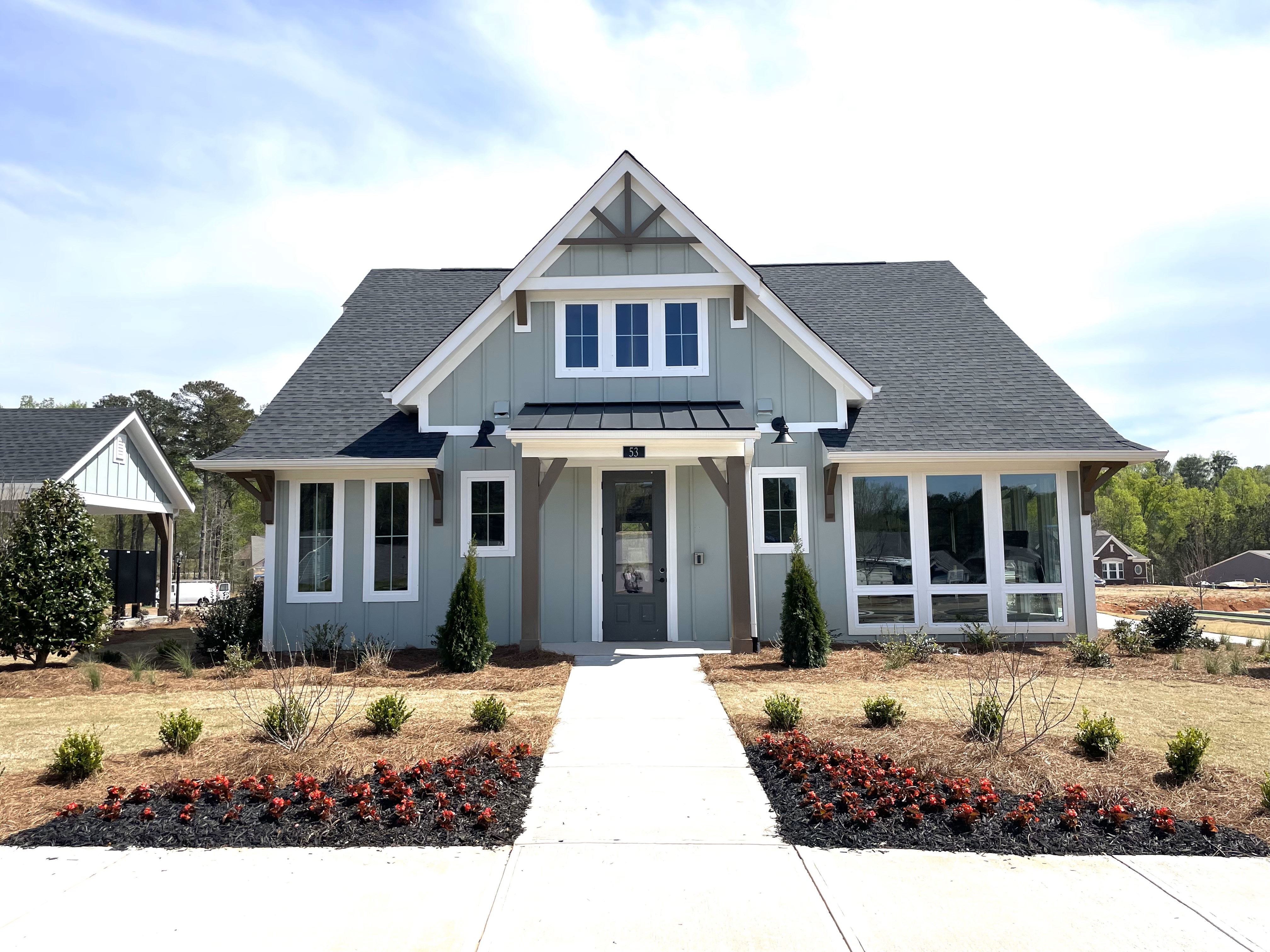 Lunch, Live Music, & Amenities at Poplar Place!